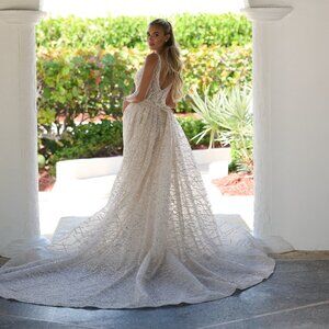 WEDDING DRESS!!! MILLA NOVA